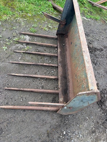 Tractor loader buck - loader, rake