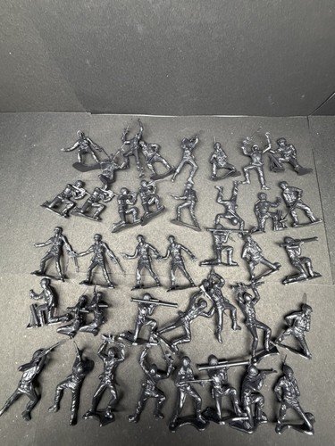 Vintage toy soldiers - 1/32,