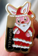 DURACELL BATTERIES BUNNY RABBIT AS SANTA FATHER CHRISTMAS old metal pin BADGE
