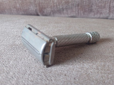 1950's Gillette Aristocrat Jr safety razor man Flare Tip Opening Twist Open