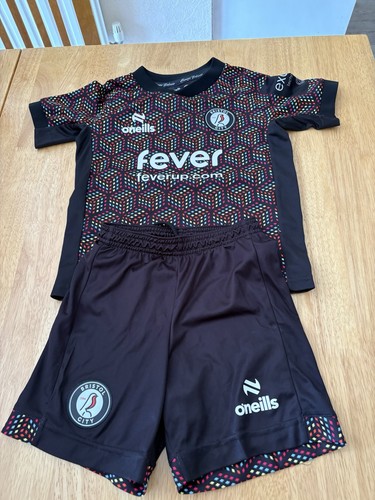 Kids bristol city football kit - bristol,