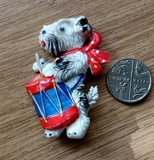 FAB VINTAGE/OLD DOG PLAYING DRUM PLASTIC BROOCH WITH MOVING EYE