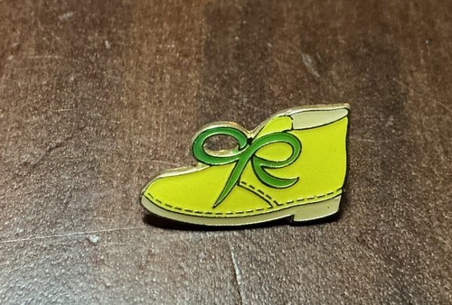 Small yellow boot pin badge - yellow,