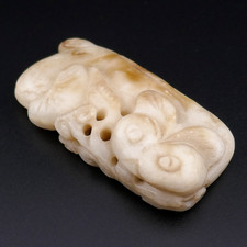 A CHINESE HAND CARVED WHITE RUSSET SOAPSTONE STYLISED CATFISH FIGURINE AMULET