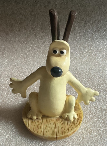 Top fair gromit - top, raised