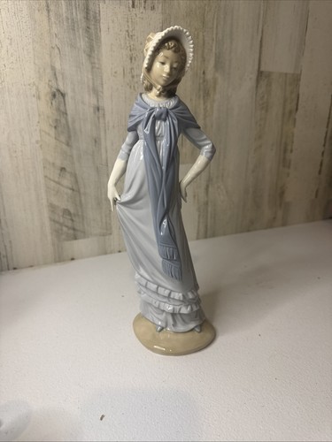Lladro lady with shawl - shawl, &