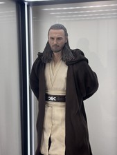 Hot Toys Qui-Gon Jinn 1/6 Scale Collectible Figure MMS525