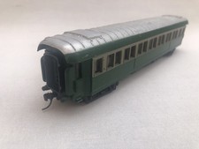 HO Gauge Coach 2-Tone Green Made In Hong Kong Kadee Couplers Good Condition