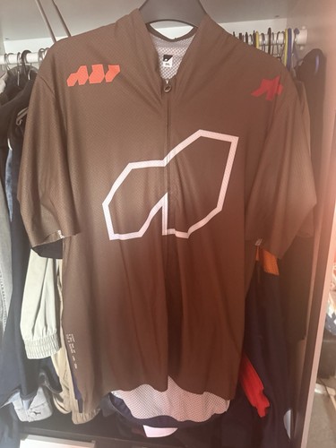 Assos are the equipe - are,