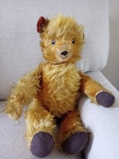 A GORGEOUS EARLY ANTIQUE TEDDY BEAR MADE ENTIRELY FROM WOODWOOL AND HE HAS GLASS