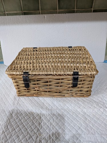 Small wicker picnic hamper - small,