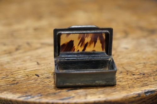 Art deco faux tortoiseshell - faux,