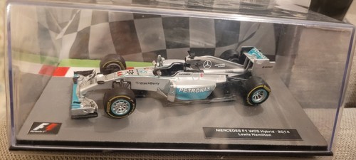 Lewis hamilton mercedes w05 - hamilton,