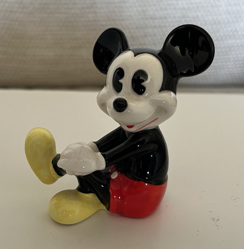 Disney mickey mouse sitting - mickey,