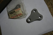 YAMAHA YZ125 83-85 PAIR OF FRONT ENGINE MOUNTING BRACKETS 39W-21419-00 OEM NOS