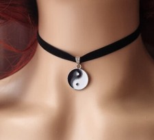 Yin/Ying Yang/Feng Shui Charm Pendant Necklace Black Velvet Choker silver UK