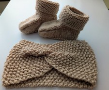 Very Pretty Hand Knitted Caramel Baby Headband & Socks 0-3 Mths ?
