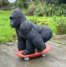 Gorilla skateboard figurine - on,