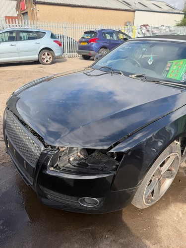 Audi 2011 black bonnet - audi,