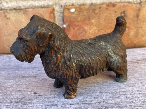 Vintage dog figurine - •,