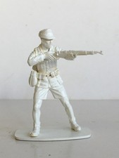 1 x UNKNOWN MAKE. WWII GERMAN AFRIKA KORPS. 1/35 SCALE PLASTIC KIT SOLDIER