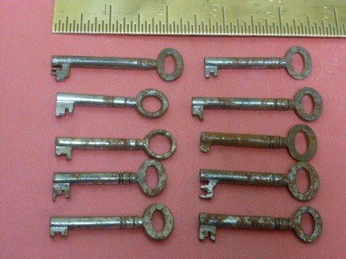 Old hole end keys clock - old,