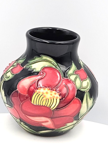 Moorcroft vase yuletide - in,