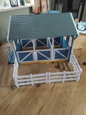 Breyer 699 Country Stable with Wash Stall toy horse stables Freedom Series 1:12