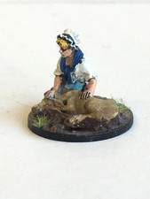 1 x UNKNOWN MAKE. NAPOLEONIC WAR. FEMALE / LADY / WOMEN & CALF 28mm METAL FIGURE