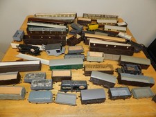 JOB LOT OF VINTAGE AIRFIX,RATIO & OTHER MAKES KIT MADE OO GAUGE WAGONS & COACHES