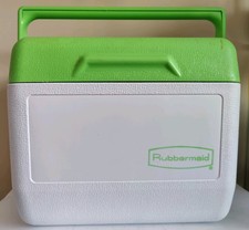 Vintage Rubbermaid Cool Box Model 1806 With Internal Refreeze Beverage Bottle.