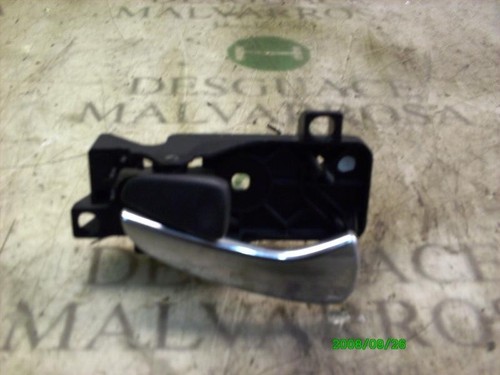 Interior left rear handle - rear,