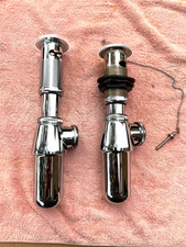 2 UNUSED ADJUSTABLE CHROME BOTTLE TRAPS AND MATCHING SINK WASTES WITH 1 PLUG.