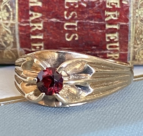 Gents 9ct gold garnet - 9ct,