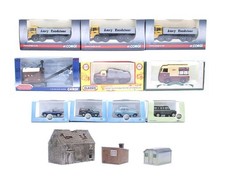 VARIOUS BRANDS 'OO' GAUGE LOT OF 13 ASSORTED VEHICLES & BUILDINGS