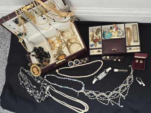Leather jewellery box full - box, of