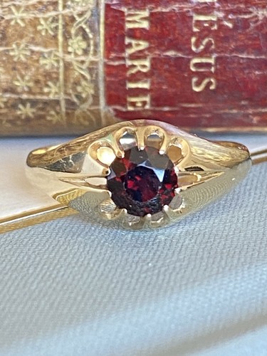 Gents 9ct gold garnet - garnet, gypsy