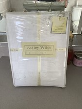 Ashley Wilde white waffle king