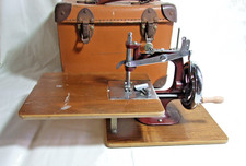 ESSEX MK1 MINIATURE SEWING MACHINE IN ORIGINAL BOX VINTAGE 1940's GREAT DISPLAY