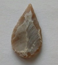 NEOLITHIC FLINT CARVED LEAF-SHAPED ARROWHEAD. STONE AGE BRITAIN 3000 B.C.