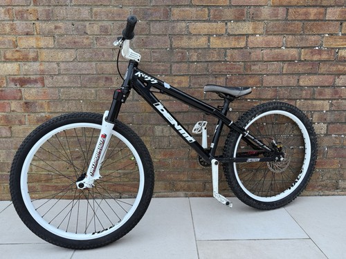 Identiti krisis dirt - jump, bike