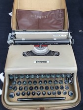 Olivetti Lettera 22 Vintage Typewriter with Carry Case 1950s, Rare Typewriter