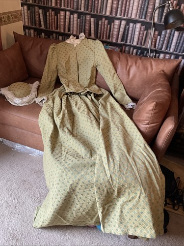 Side saddle costume - side,