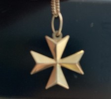 Vintage 3D18k Maltese Cross