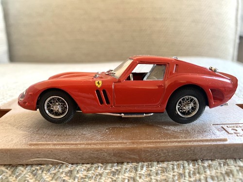 Red ferrari 250 - 1962, scale