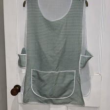 Just a Vintage Green Checked Tabard Apron with pocket  - vgc but creased! 