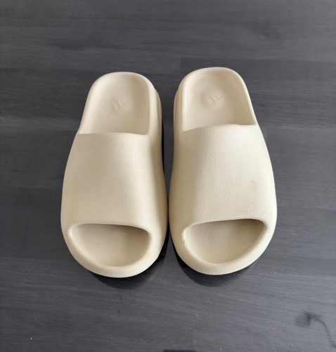 Yeezy slides size 6 - 39,