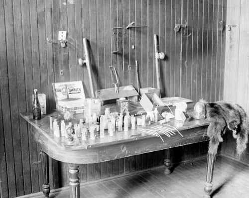 Table containing cocaine opium - table,
