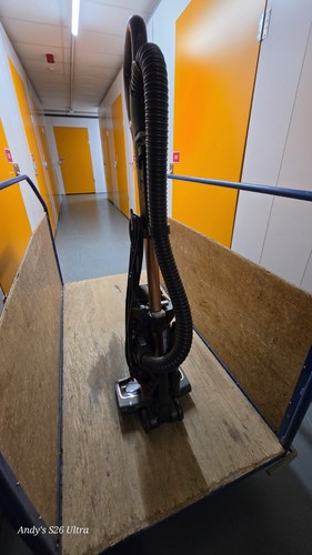 Shark hoover lift away anti - hoover,