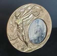 WW1 British Studio Photo of an Infantryman in a Death Penny-style Frame.